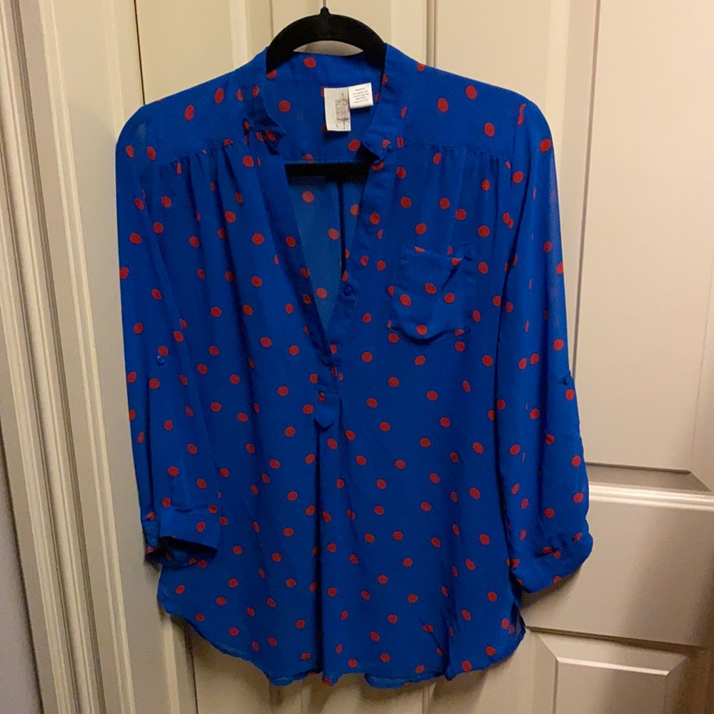 Navy blue/red polka dot button up top. M. EUC.